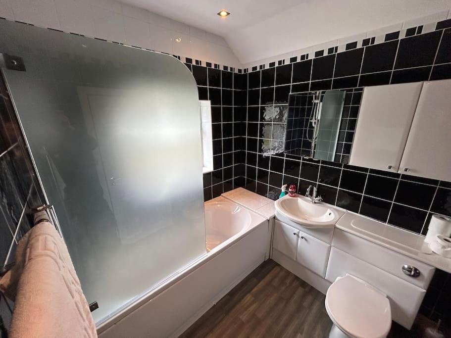 Modern & Spacious 4 Bedroom Home Crewe Exteriör bild