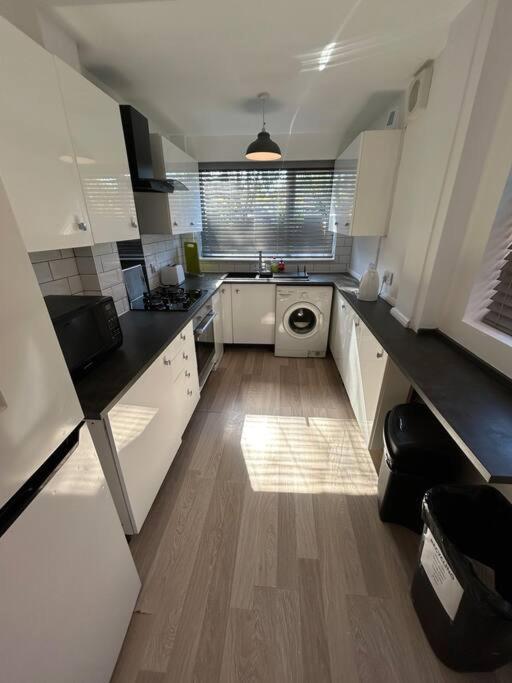 Modern & Spacious 4 Bedroom Home Crewe Exteriör bild