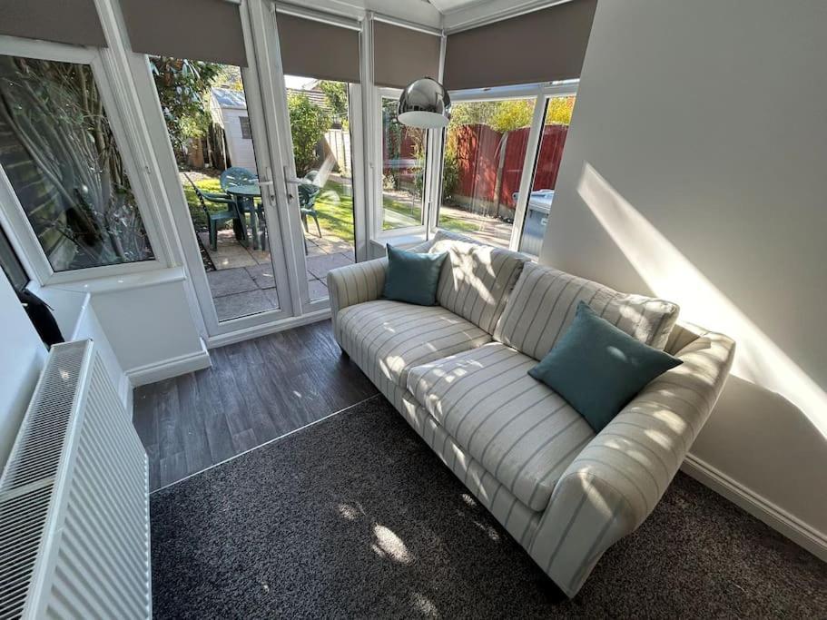 Modern & Spacious 4 Bedroom Home Crewe Exteriör bild