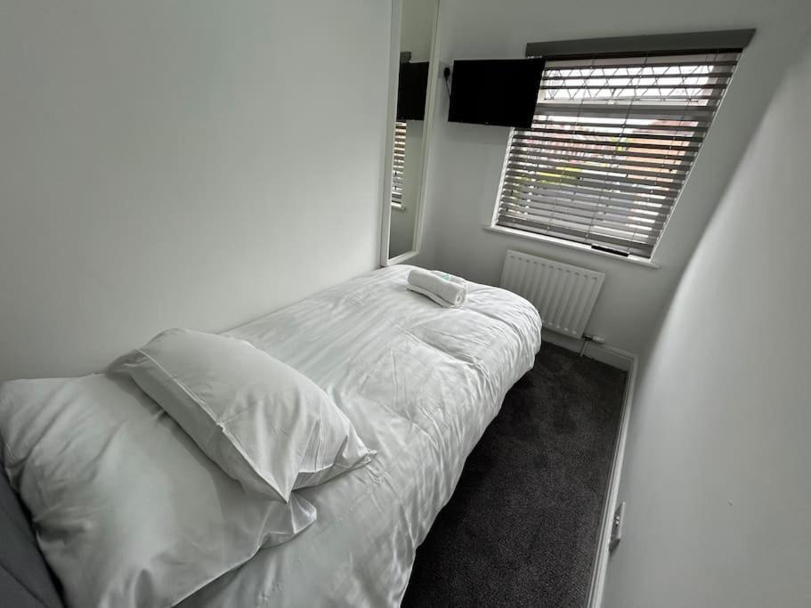 Modern & Spacious 4 Bedroom Home Crewe Exteriör bild